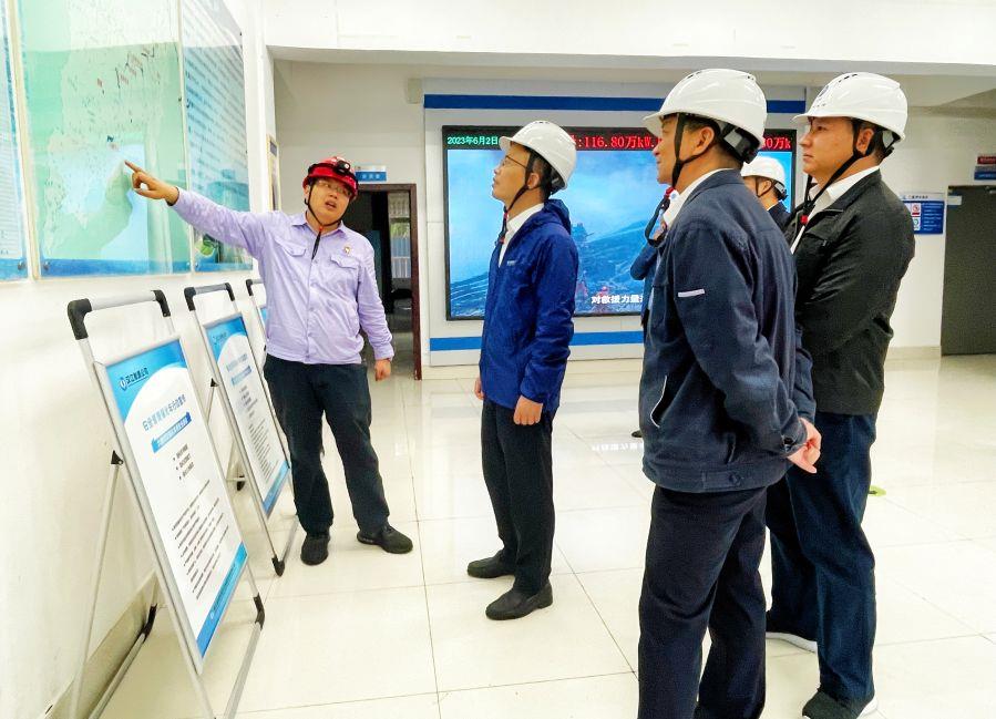 三里坪電站調研現場(攝影:李艷華) 三里坪電站調研現場(攝影:李艷華)